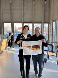 Michael Buchheit dankt Tabea Schendekehl für die Darstellung des Rudersports beim Neujahrsempfang des Bezirkssportbundes Neukölln