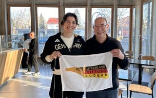 Michael Buchheit dankt Tabea Schendekehl für die Darstellung des Rudersports beim Neujahrsempfang des Bezirkssportbundes Neukölln